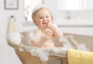 شستن کودک در حمام 